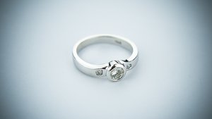 Silberner Ring mit hellem Steinchen.